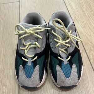Yeezy waverunner. Size 9k